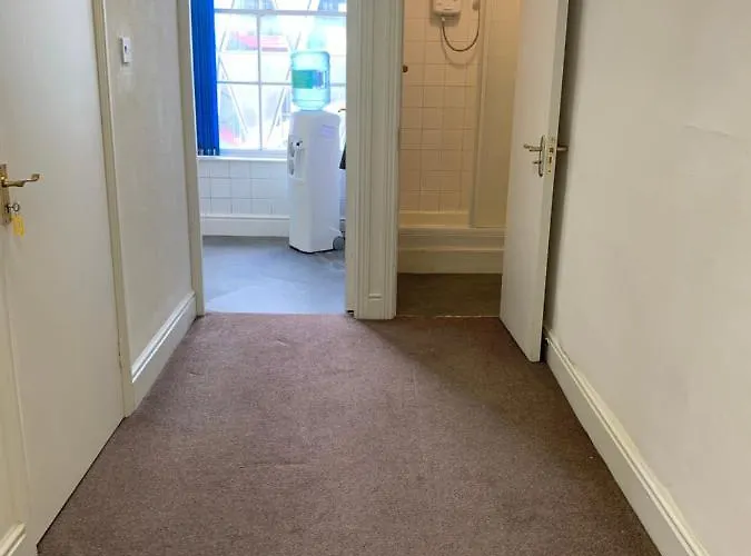 Centre Skyline Private 酒店 *